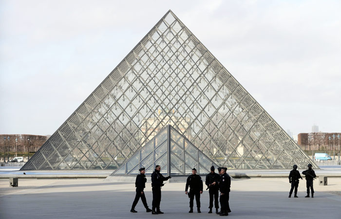 Напавшего на военного в Париже заподозрили в связи с исламистами