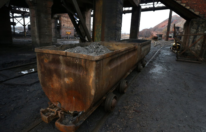 Премьер Украины призвал прекратить блокаду критически важных товаров из Донбасса