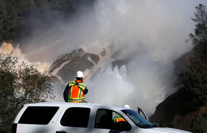 Трамп объявил чрезвычайную ситуацию в Калифорнии из-за угрозы прорыва плотины