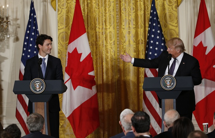 Премьер Канады пообещал принять нелегальных мигрантов из США