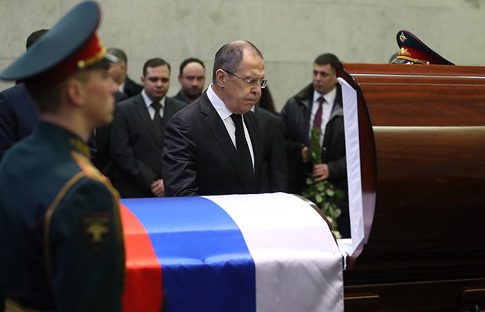 Министр иностранных дел России Сергей Лавров (в центре) на церемонии прощания