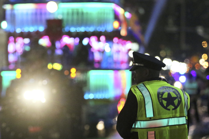 Автомобиль въехал в праздничный парад в Новом Орлеане