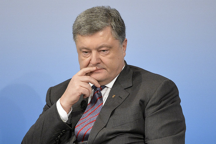 Порошенко пообещал помогать жителям Крыма