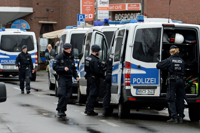 Неизвестный с топором напал на людей в здании вокзала Дюссельдорфа