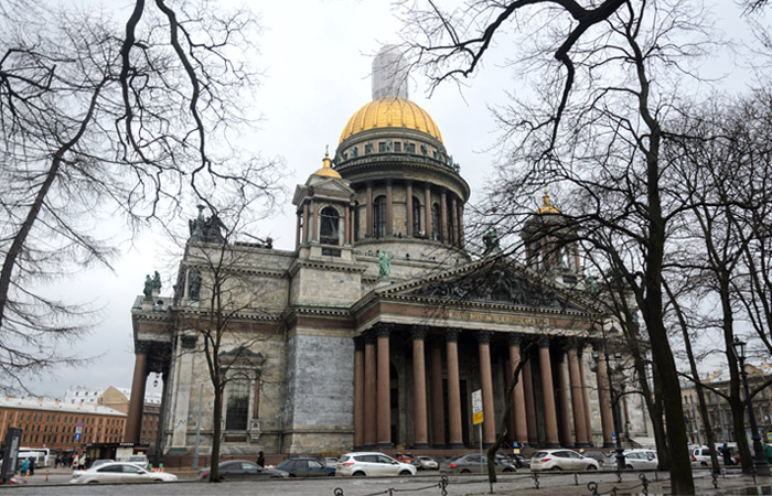 Петербургские депутаты попросили СКР проверить действия чиновников при передаче Исаакия