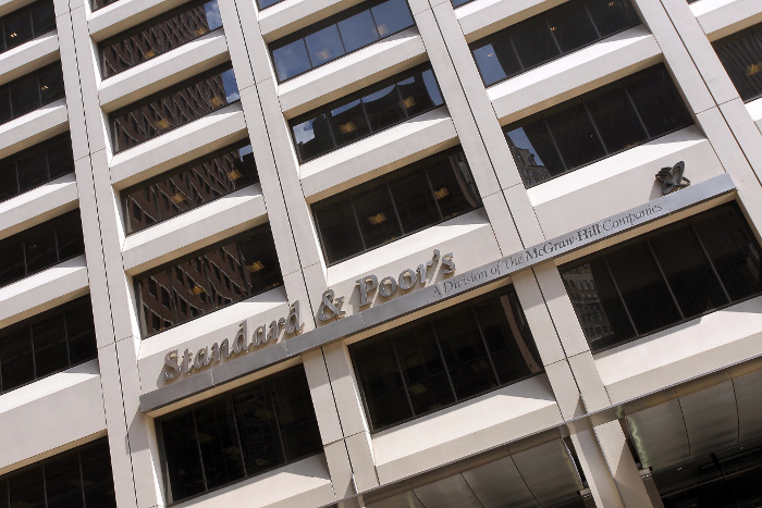 S&P улучшило прогнозы рейтингов 13 компаний из России