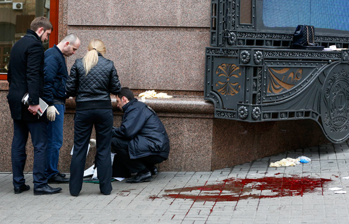 Состояние раненного убийцы Вороненкова назвали близким к смерти