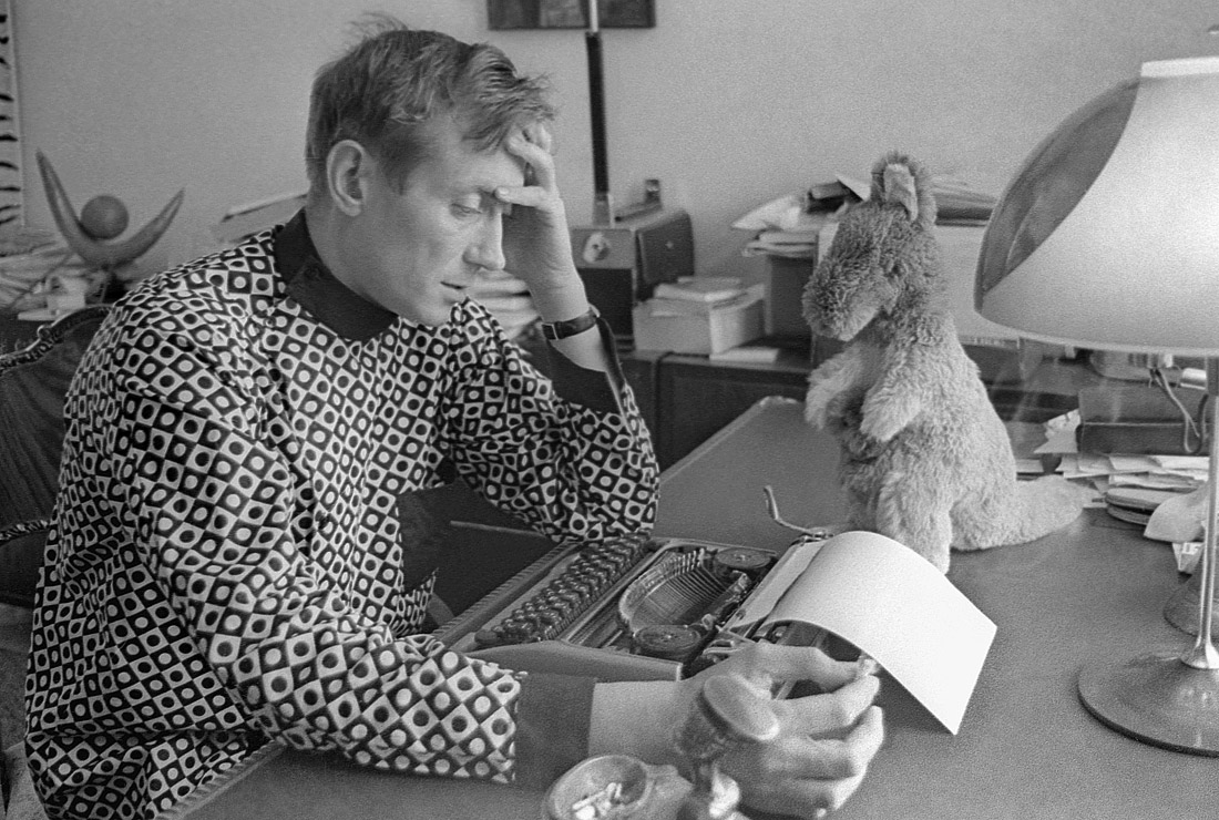 Евтушенко за работой у себя дома. Маленький кенгуру на его рабочем столе - память об Австралии. 1966 год,  Москва.