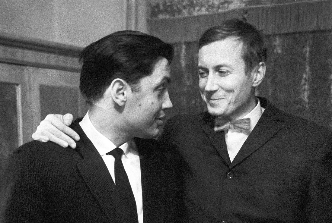 Авторский вечер Роберта Рождественского в Концертном зале имени П.И.Чайковского. Евтушенко (справа) поздравляет поэта. 1962 год, Москва.