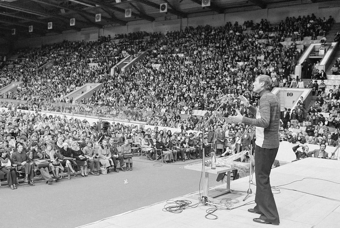 Вечер поэзии в Лужниках. Евтушенко во время выступления. 1976 год.