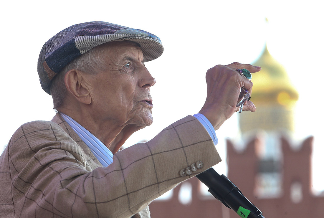 Евтушенко на открытии книжного фестиваля "Красная площадь". 2016 год,  Москва.