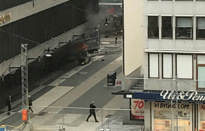 Грузовик въехал в толпу в Стокгольме