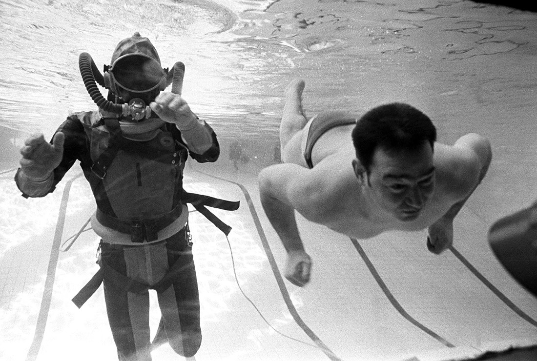 1975 год. Подготовка экипажа "Союза-17" - Гречко (справа) и Алексей Губарев