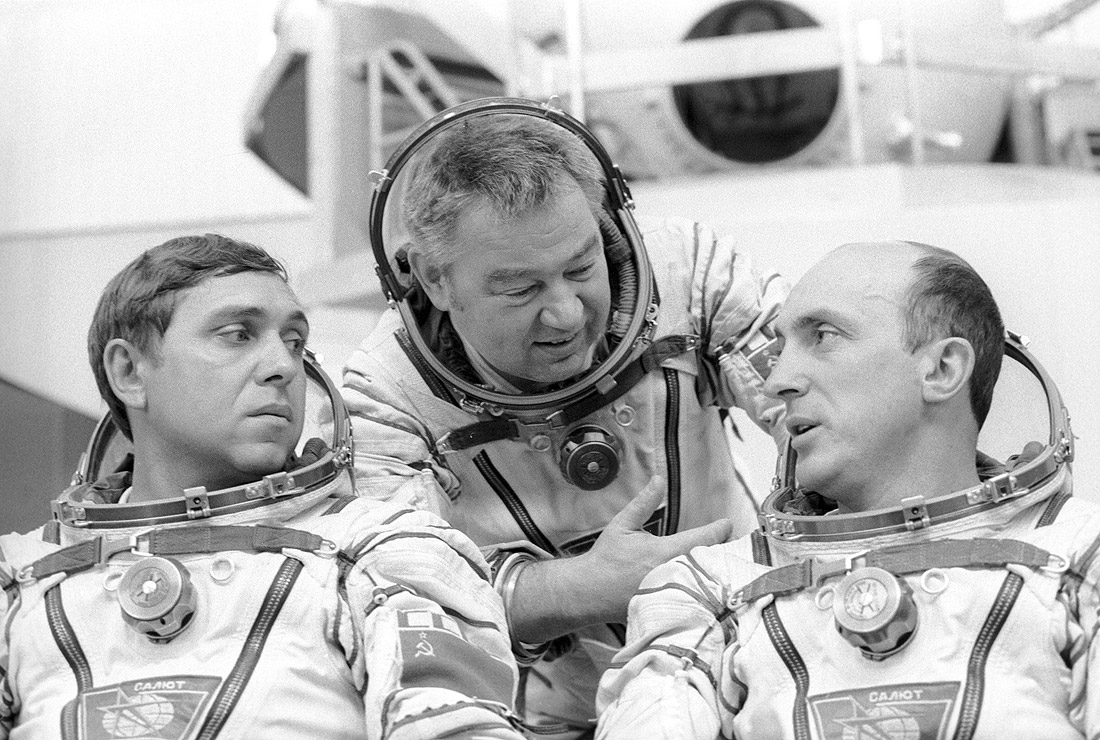 Первые полеты космонавтов в ссср
