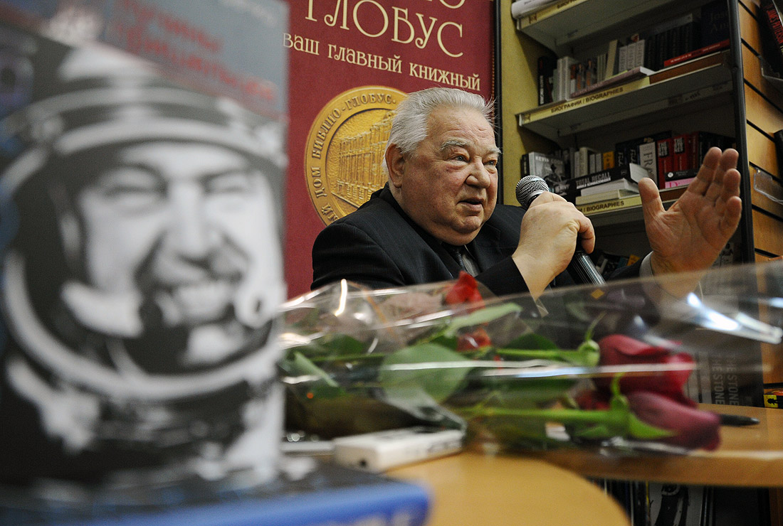 2013 год. Гречко презентовал в Москве книгу своих мемуаров "Космонавт №34. От лучины до пришельцев"