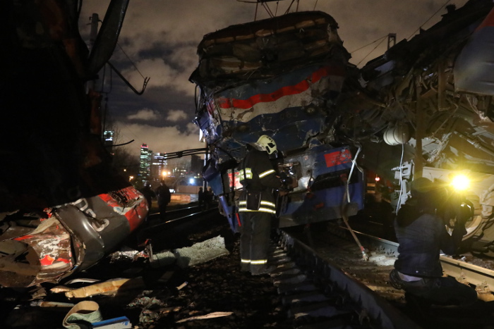 МЧС заявило о госпитализации 11 человек после столкновения поездов в Москве