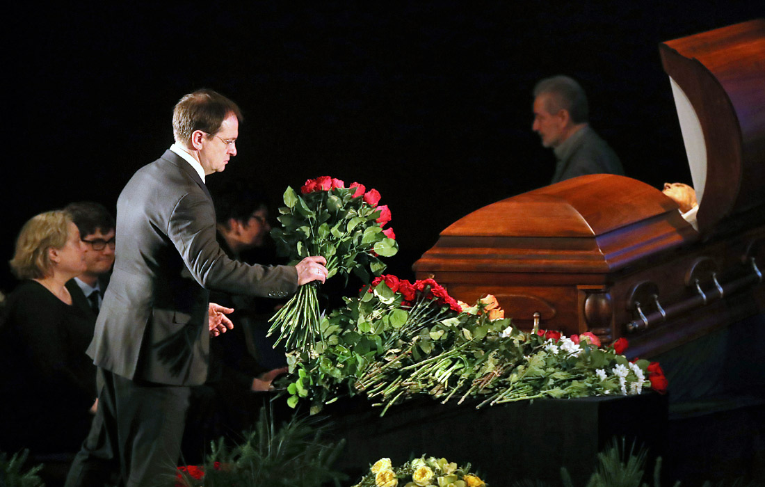 Министр культуры РФ Владимир Мединский во время прощания с Евгением Евтушенко