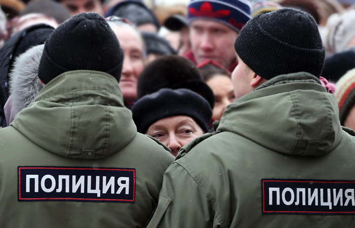 В Госдуму внесли законопроект о праве полицейских применять оружие в толпе