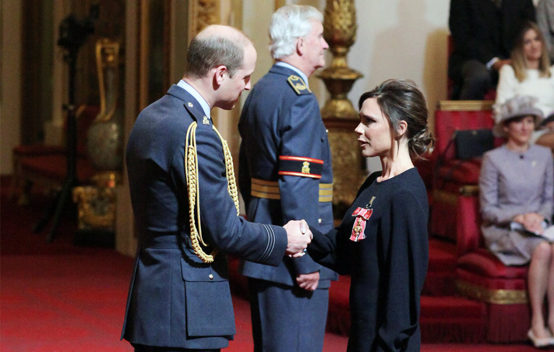 В Букингемском дворце принц Уильям вручил дизайнеру и бывшей участнице группы Spice Girls Виктории Бекхэм орден Британской империи за вклад в индустрию моды