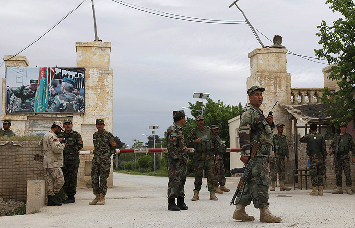 В Афганистане жертвами атаки талибов на военную базу стали 140 человек