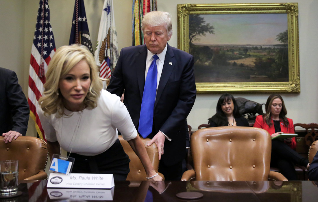 Дональда Трампа неоднократно обвиняли в неподобающем отношении к женщинам. Во время президентской гонки американские СМИ распространили серию рассказов различных женщин, которые якобы подверглись приставаниям со стороны миллиардера. Сам кандидат от республиканцев заявлял, что публикации являются выдумкой. На фото: президент США и пастор Христианского центра Новая Судьба Паула Уайт.