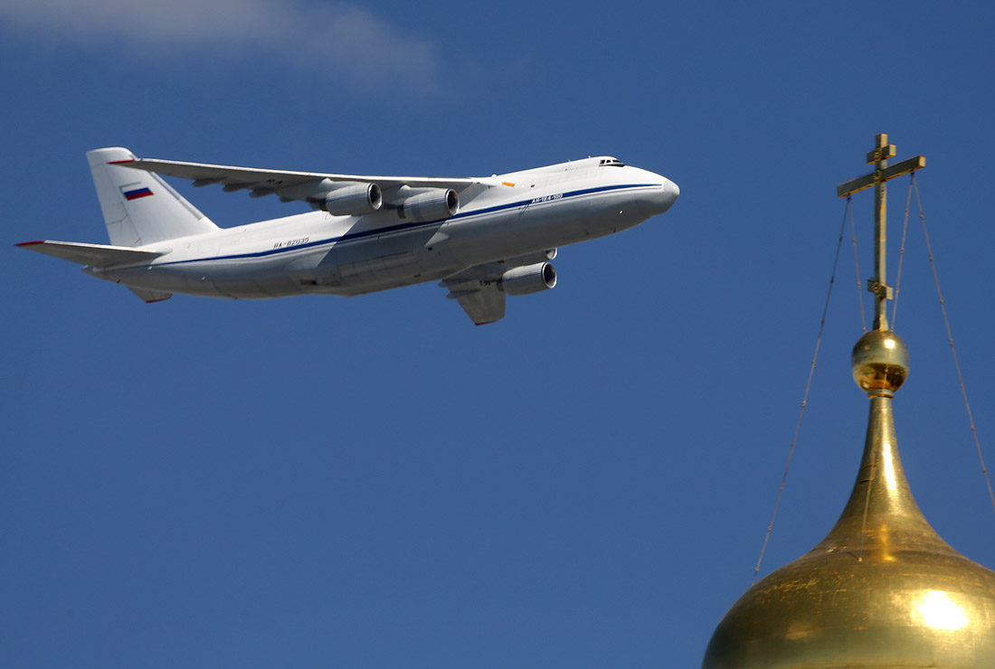 Тяжелый дальний транспортный самолет Ан-124-100 "Руслан"