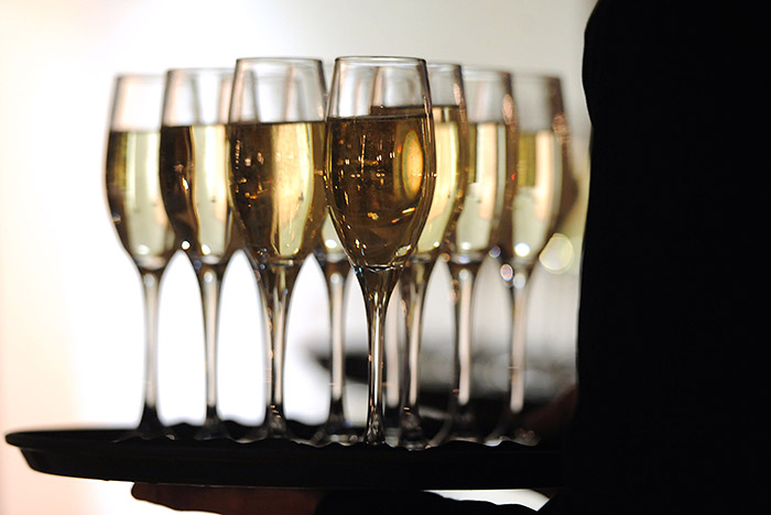 Распитие алкоголя по телевидению в дневное время предложили запретить