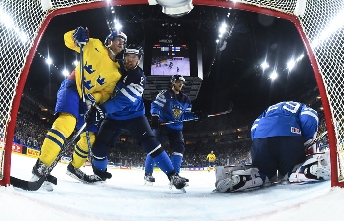 Швеция победила Финляндию и стала вторым финалистом ЧМ по хоккею