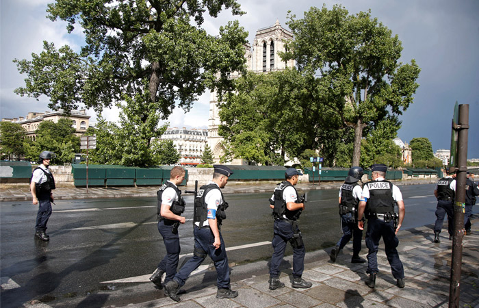 МВД Франции не исключило версию теракта в связи с нападением у Нотр-Дама