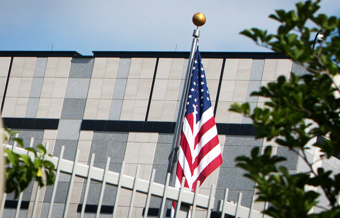 В Киеве в посольство США бросили взрывное устройство