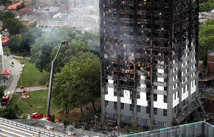 Число жертв пожара в многоэтажном доме в Лондоне возросло до 30 человек