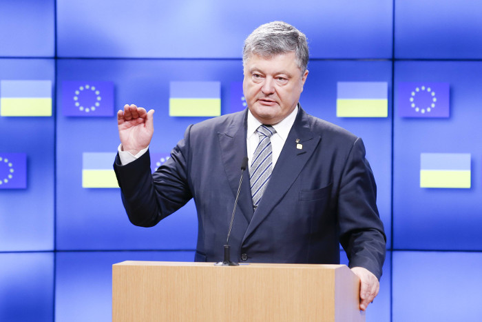 "Известия" написали о намерении депутатов Рады инициировать импичмент Порошенко