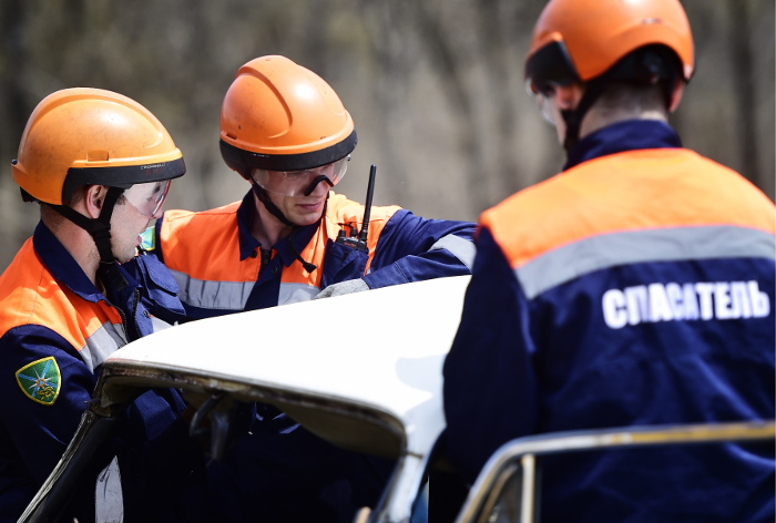 На месте ДТП в Татарстане начали извлекать тела погибших из автобуса