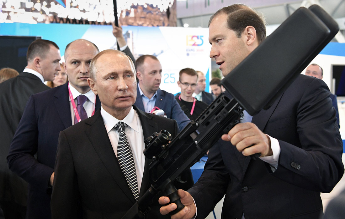 Президент РФ Владимир Путин принял участие в открытии международной промышленной выставки "Иннопром-2017", которая проходит в Екатеринбурге с 10 по 13 июля. Главная тема выставки в этом году - "Умное производство". В экспозиции участвует 640 индустриальных компаний из 17 стран. Глава Минпромторга Денис Мантуров лично продемонстрировал президенту устройство для борьбы с квадрокоптерами.