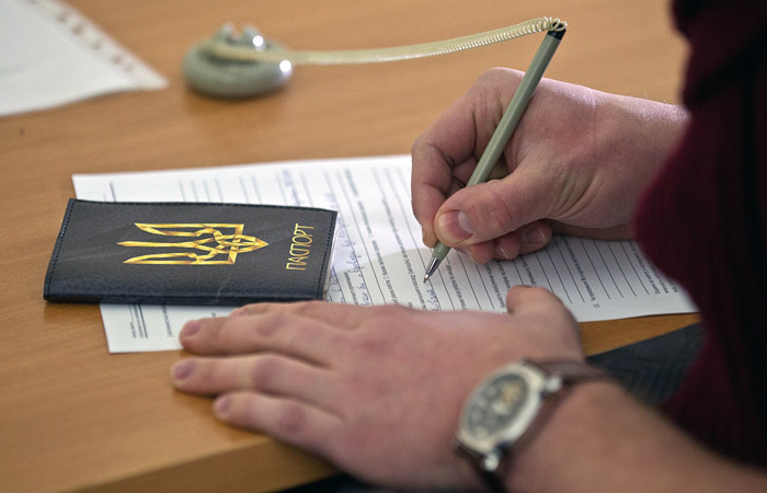 В Думе предложили ввести процедуру публичного отречения от гражданства Украины