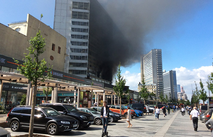 На Новом Арбате загорелось одно из зданий-"книжек"