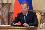 Медведев расценил подписание Трампом нового санкционного закона как торговую войну