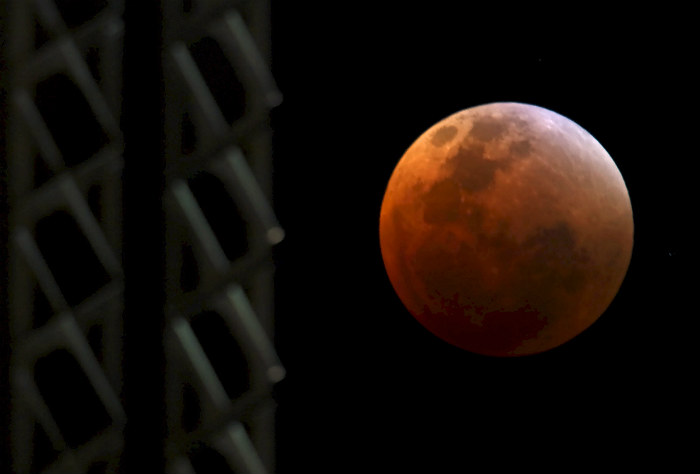 Москвичи вечером понедельника смогут два часа наблюдать "кровавую луну"
