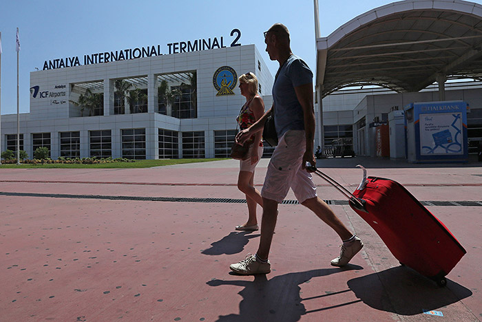 Туроператоры опровергли массовый отъезд россиян из Турции из-за вируса Коксаки