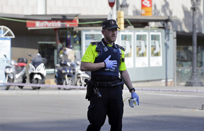 Полиция Барселоны назвала наезд фургона на пешеходов терактом