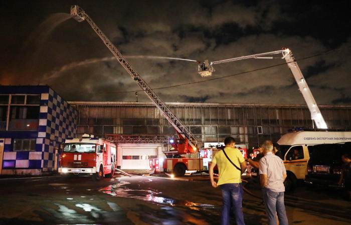 Пожар на складе на севере Москвы начали тушить с кранов