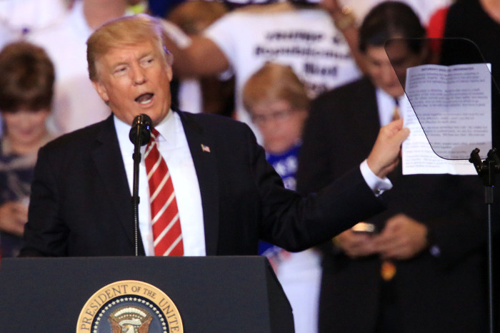 WSJ узнала о планах Трампа сократить количество виз по программам обмена