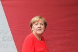 В Меркель бросили помидоры после предвыборной речи
