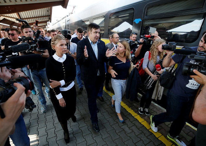 Изначально экс-глава Одесской области пытался въехать из Польши на Украину на поезде. В поездке его сопровождала Юлия Тимошенко.