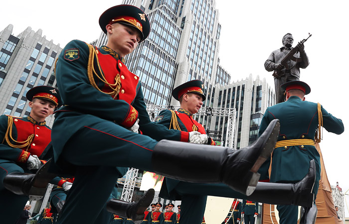 В Москве открылся памятник Михаилу Калашникову