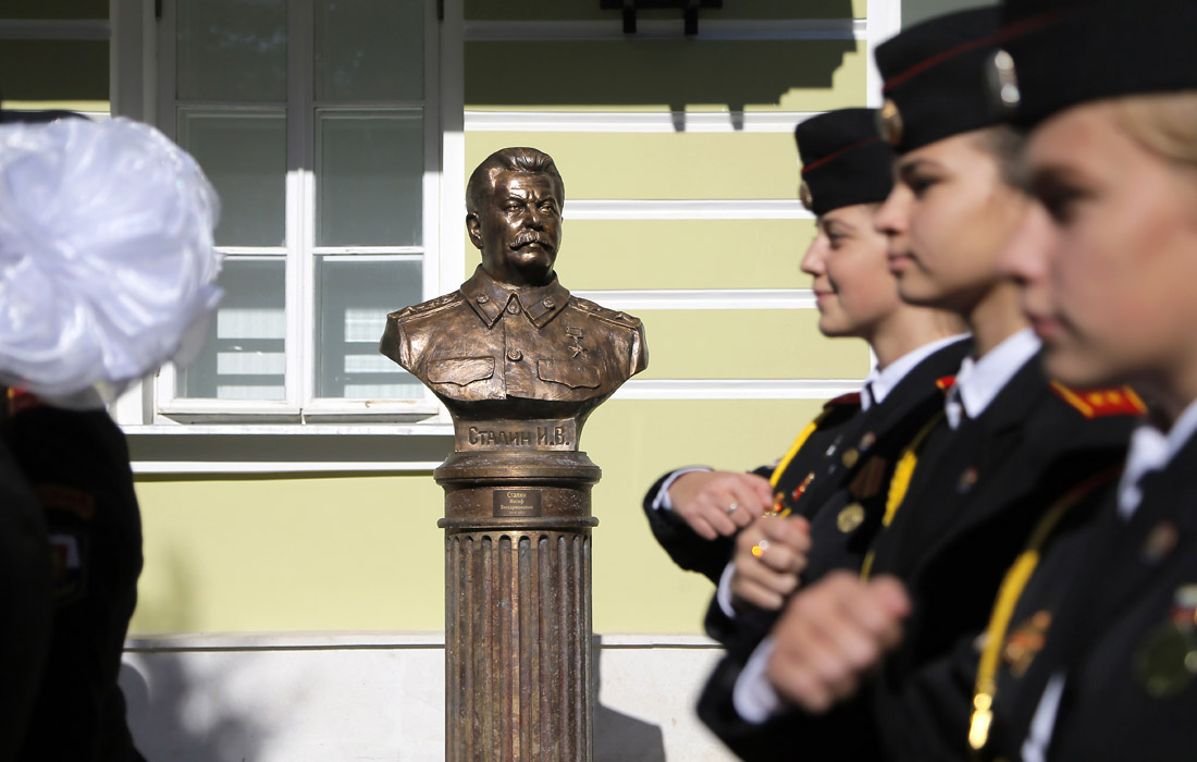 Бюсты Владимира Ленина, Иосифа Сталина, Никиты Хрущева и других руководителей советского государства открыли в пятницу в Москве на "Аллее правителей" ХХ века. Ранее на ней были установлены бюсты 33 человек, осуществлявших верховное руководство страной: от Рюрика до Александра Керенского. Образы правителей создал скульптор Зураб Церетели.