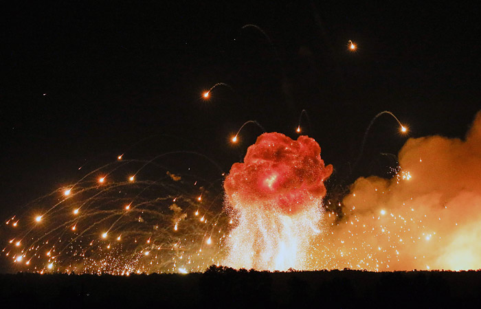 Украинские военные назвали теракт возможной причиной взрывов на складах