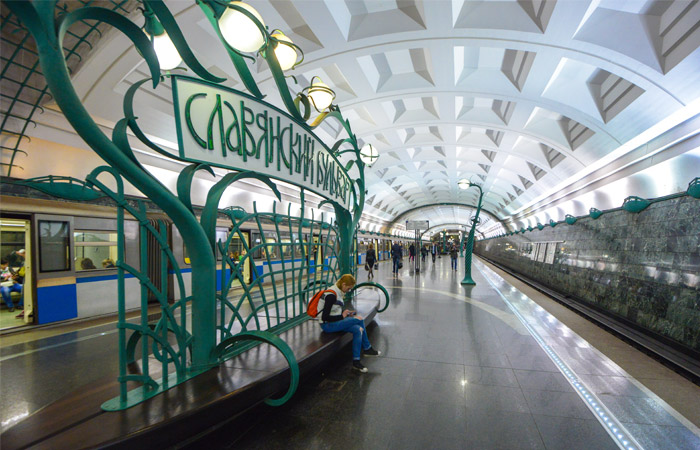 Службы московского метро получили сигнал о задымлении на "Славянском бульваре"