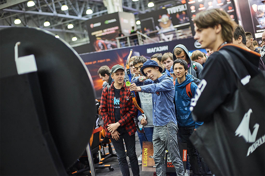 На фестиваль привезли и легендарный DeLorean - выпускавшийся в 80-е в Ирландии спортивный автомобиль, который в фильме "Назад в будущее" и выступил в роли машины времени.