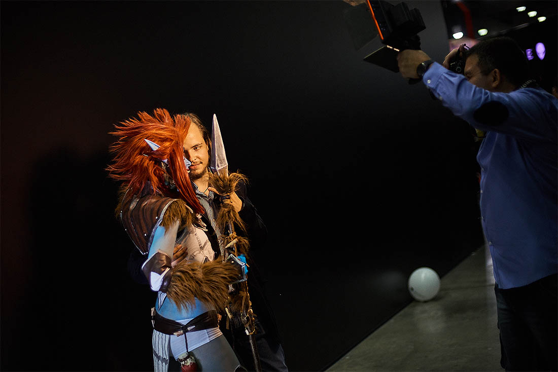 Если ранее на ComicCon приезжали в основном локально известные актеры, в этом году организаторам удалось заполучить настоящих звезд и просто культовых личностей - например американского актера Кристофера Ллойда, наиболее известного по роли профессора из "Назад в будущее". В честь него организаторы даже устроили небольшое соревнование по псевдоказачьему танцу "Мамушка", который танцевали герои "Семейки Аддамс" - еще одного фильма, в котором играл Ллойд.